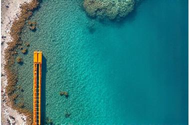 Barreira de contenção de poluição sendo rapidamente implementada